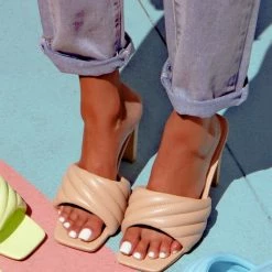 CAPE ROBBIN LORELAI - NUDE