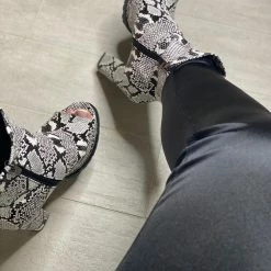 M&L TOPIC1 - BLACK & WHITE SNAKE